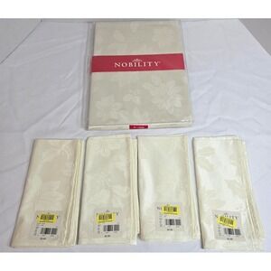 Nobility Tablecloth 70" Round Poinsettia Plus 4 Matching Dinner Napkins